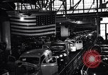 Image final Ford V8 roule hors ligne d'assemblage Chester Pennsylvania USA, 1942, de la seconde 28 séquences d'archives historiques vidéo 65675030125