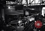 Image final Ford V8 roule hors ligne d'assemblage Chester Pennsylvania USA, 1942, de la seconde 29 séquences d'archives historiques vidéo 65675030125