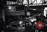Image final Ford V8 roule hors ligne d'assemblage Chester Pennsylvania USA, 1942, de la seconde 30 séquences d'archives historiques vidéo 65675030125
