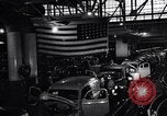 Image final Ford V8 roule hors ligne d'assemblage Chester Pennsylvania USA, 1942, de la seconde 33 séquences d'archives historiques vidéo 65675030125