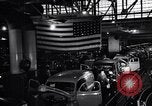 Image final Ford V8 roule hors ligne d'assemblage Chester Pennsylvania USA, 1942, de la seconde 34 séquences d'archives historiques vidéo 65675030125