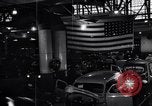 Image final Ford V8 roule hors ligne d'assemblage Chester Pennsylvania USA, 1942, de la seconde 38 séquences d'archives historiques vidéo 65675030125