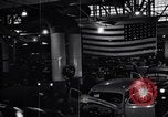 Image final Ford V8 roule hors ligne d'assemblage Chester Pennsylvania USA, 1942, de la seconde 39 séquences d'archives historiques vidéo 65675030125