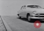 Immagine di Le automobili Ford essendo testato in viaggio Dearborn Michigan USA, 1951, secondo 3 filmato di repertorio 65675030130