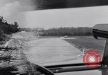 Immagine di Le automobili Ford essendo testato in viaggio Dearborn Michigan USA, 1951, secondo 5 filmato di repertorio 65675030130