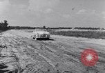Immagine di Le automobili Ford essendo testato in viaggio Dearborn Michigan USA, 1951, secondo 6 filmato di repertorio 65675030130