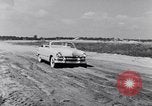 Immagine di Le automobili Ford essendo testato in viaggio Dearborn Michigan USA, 1951, secondo 7 filmato di repertorio 65675030130