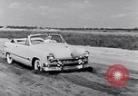 Immagine di Le automobili Ford essendo testato in viaggio Dearborn Michigan USA, 1951, secondo 8 filmato di repertorio 65675030130