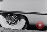 Immagine di Le automobili Ford essendo testato in viaggio Dearborn Michigan USA, 1951, secondo 9 filmato di repertorio 65675030130