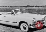 Immagine di Le automobili Ford essendo testato in viaggio Dearborn Michigan USA, 1951, secondo 10 filmato di repertorio 65675030130