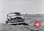 Immagine di Le automobili Ford essendo testato in viaggio Dearborn Michigan USA, 1951, secondo 12 filmato di repertorio 65675030130