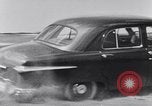 Immagine di Le automobili Ford essendo testato in viaggio Dearborn Michigan USA, 1951, secondo 14 filmato di repertorio 65675030130