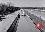 Immagine di Le automobili Ford essendo testato in viaggio Dearborn Michigan USA, 1951, secondo 15 filmato di repertorio 65675030130