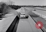 Immagine di Le automobili Ford essendo testato in viaggio Dearborn Michigan USA, 1951, secondo 16 filmato di repertorio 65675030130