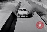 Immagine di Le automobili Ford essendo testato in viaggio Dearborn Michigan USA, 1951, secondo 17 filmato di repertorio 65675030130