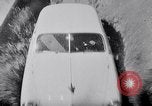 Immagine di Le automobili Ford essendo testato in viaggio Dearborn Michigan USA, 1951, secondo 18 filmato di repertorio 65675030130