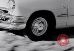 Immagine di Le automobili Ford essendo testato in viaggio Dearborn Michigan USA, 1951, secondo 20 filmato di repertorio 65675030130
