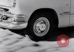 Immagine di Le automobili Ford essendo testato in viaggio Dearborn Michigan USA, 1951, secondo 21 filmato di repertorio 65675030130