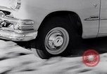 Immagine di Le automobili Ford essendo testato in viaggio Dearborn Michigan USA, 1951, secondo 22 filmato di repertorio 65675030130