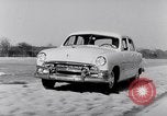 Immagine di Le automobili Ford essendo testato in viaggio Dearborn Michigan USA, 1951, secondo 23 filmato di repertorio 65675030130