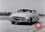 Immagine di Le automobili Ford essendo testato in viaggio Dearborn Michigan USA, 1951, secondo 24 filmato di repertorio 65675030130