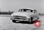 Immagine di Le automobili Ford essendo testato in viaggio Dearborn Michigan USA, 1951, secondo 25 filmato di repertorio 65675030130