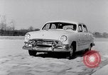 Immagine di Le automobili Ford essendo testato in viaggio Dearborn Michigan USA, 1951, secondo 26 filmato di repertorio 65675030130