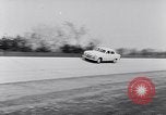 Immagine di Le automobili Ford essendo testato in viaggio Dearborn Michigan USA, 1951, secondo 27 filmato di repertorio 65675030130