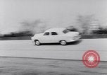 Immagine di Le automobili Ford essendo testato in viaggio Dearborn Michigan USA, 1951, secondo 28 filmato di repertorio 65675030130