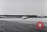 Immagine di Le automobili Ford essendo testato in viaggio Dearborn Michigan USA, 1951, secondo 29 filmato di repertorio 65675030130