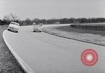 Immagine di Le automobili Ford essendo testato in viaggio Dearborn Michigan USA, 1951, secondo 30 filmato di repertorio 65675030130
