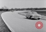 Immagine di Le automobili Ford essendo testato in viaggio Dearborn Michigan USA, 1951, secondo 31 filmato di repertorio 65675030130