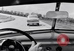 Immagine di Le automobili Ford essendo testato in viaggio Dearborn Michigan USA, 1951, secondo 32 filmato di repertorio 65675030130