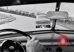 Immagine di Le automobili Ford essendo testato in viaggio Dearborn Michigan USA, 1951, secondo 33 filmato di repertorio 65675030130
