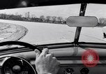Immagine di Le automobili Ford essendo testato in viaggio Dearborn Michigan USA, 1951, secondo 35 filmato di repertorio 65675030130