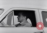 Immagine di Le automobili Ford essendo testato in viaggio Dearborn Michigan USA, 1951, secondo 38 filmato di repertorio 65675030130
