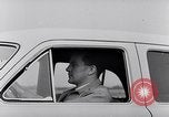 Immagine di Le automobili Ford essendo testato in viaggio Dearborn Michigan USA, 1951, secondo 39 filmato di repertorio 65675030130