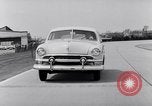 Immagine di Le automobili Ford essendo testato in viaggio Dearborn Michigan USA, 1951, secondo 40 filmato di repertorio 65675030130