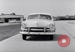 Immagine di Le automobili Ford essendo testato in viaggio Dearborn Michigan USA, 1951, secondo 41 filmato di repertorio 65675030130