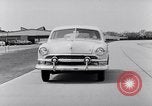 Immagine di Le automobili Ford essendo testato in viaggio Dearborn Michigan USA, 1951, secondo 42 filmato di repertorio 65675030130