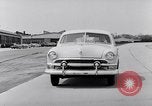 Immagine di Le automobili Ford essendo testato in viaggio Dearborn Michigan USA, 1951, secondo 43 filmato di repertorio 65675030130