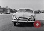 Immagine di Le automobili Ford essendo testato in viaggio Dearborn Michigan USA, 1951, secondo 44 filmato di repertorio 65675030130