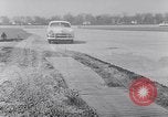 Immagine di Le automobili Ford essendo testato in viaggio Dearborn Michigan USA, 1951, secondo 45 filmato di repertorio 65675030130
