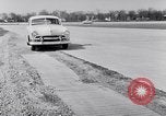 Immagine di Le automobili Ford essendo testato in viaggio Dearborn Michigan USA, 1951, secondo 46 filmato di repertorio 65675030130