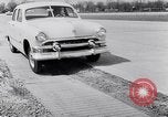 Immagine di Le automobili Ford essendo testato in viaggio Dearborn Michigan USA, 1951, secondo 47 filmato di repertorio 65675030130