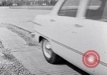Immagine di Le automobili Ford essendo testato in viaggio Dearborn Michigan USA, 1951, secondo 48 filmato di repertorio 65675030130