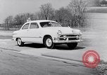 Immagine di Le automobili Ford essendo testato in viaggio Dearborn Michigan USA, 1951, secondo 49 filmato di repertorio 65675030130