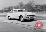 Immagine di Le automobili Ford essendo testato in viaggio Dearborn Michigan USA, 1951, secondo 50 filmato di repertorio 65675030130