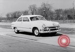 Immagine di Le automobili Ford essendo testato in viaggio Dearborn Michigan USA, 1951, secondo 51 filmato di repertorio 65675030130