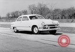 Immagine di Le automobili Ford essendo testato in viaggio Dearborn Michigan USA, 1951, secondo 52 filmato di repertorio 65675030130
